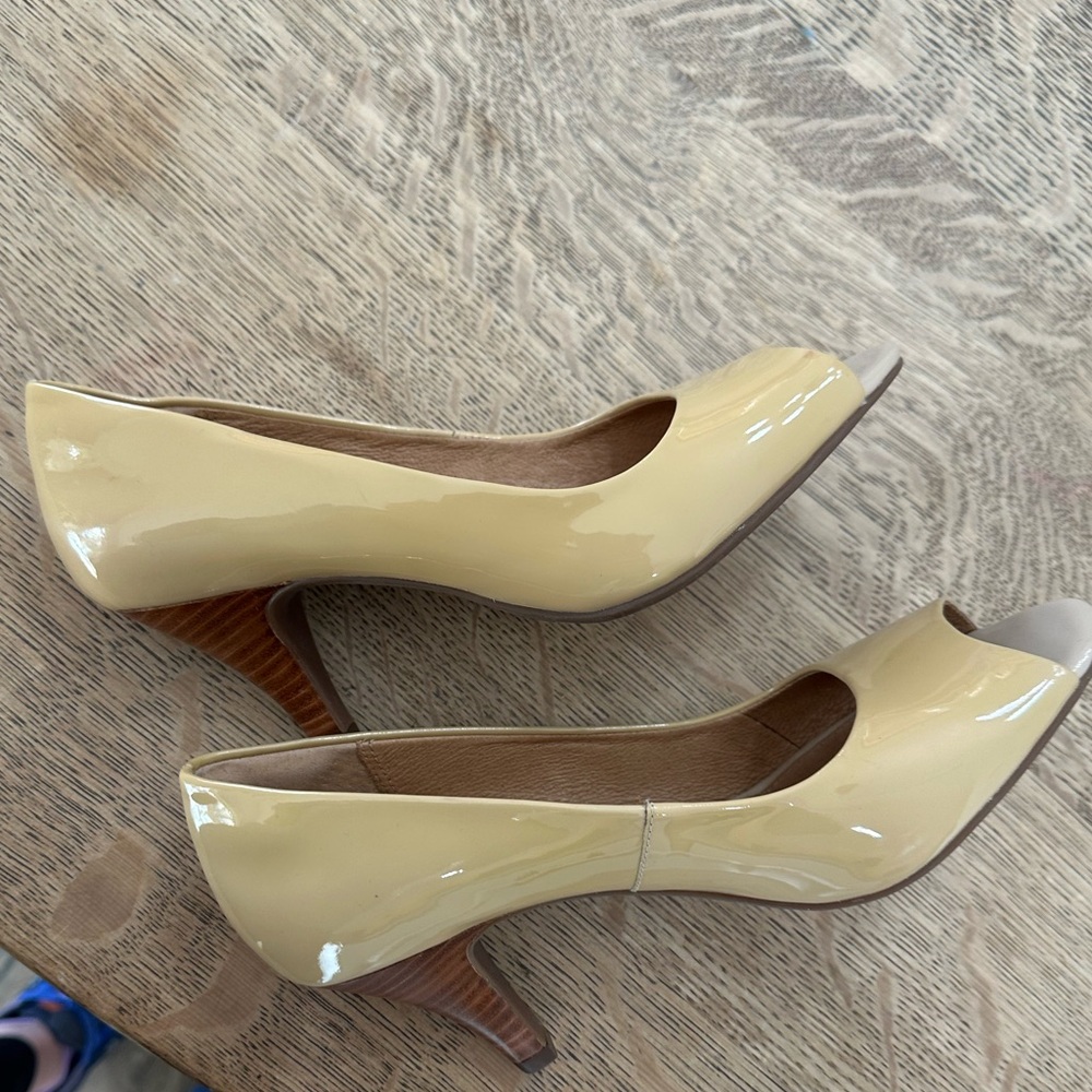 Clarks NWOB Artisan Indigo Nude Tan Patent Peep Toe Pumps Heels Dress Shoes 6.5 - Picture 5 of 15